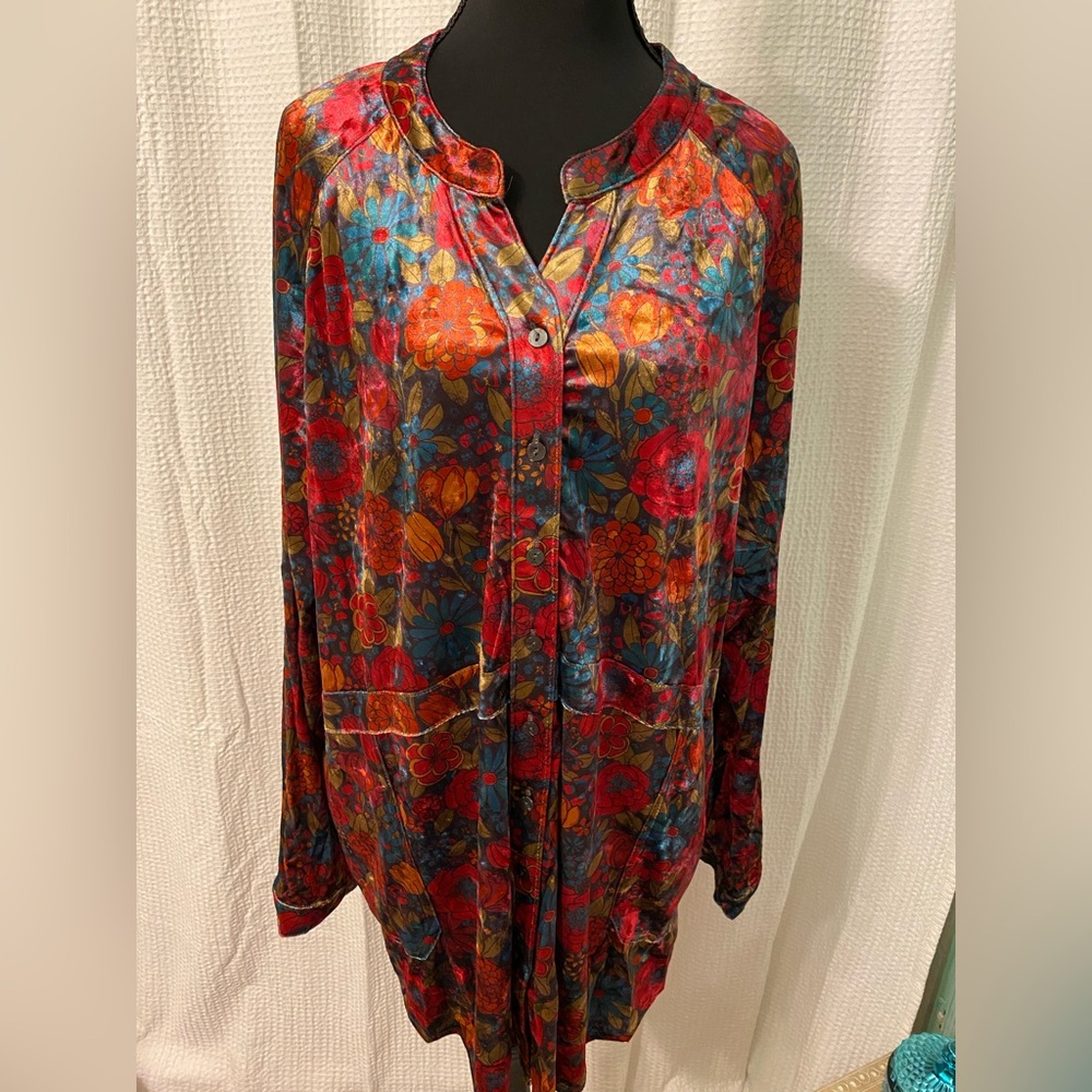 NATURAL LIFE Vibrant Floral velvet top - Picture 5 of 7